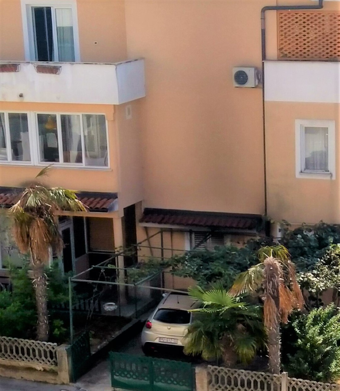 Auto gorio dok je vlasnik spavao: 'Sreća da nije zahvatilo kuću'